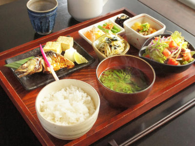 バリ島ジンバランの新たな朝の輝き - イマドキレストランの和定食